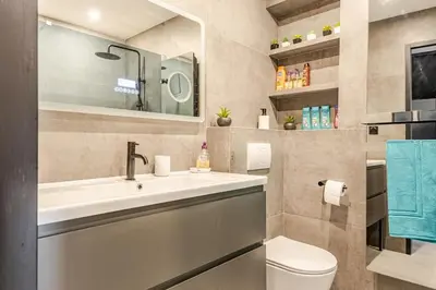 Salle de bains dans l'établissement Plage luxe collé à l’hôtel Martinez
