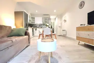 Télévision ou salle de divertissement dans l'établissement Le Cocon Tanit - Apt 4 Prs - piscine - 5 min plages