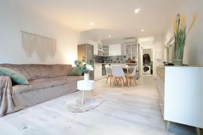 Cuisine ou kitchenette dans l'établissement Le Cocon Tanit - Apt 4 Prs - piscine - 5 min plages