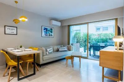 Coin salon dans l'établissement Downtown Cannes Apartment with Garden