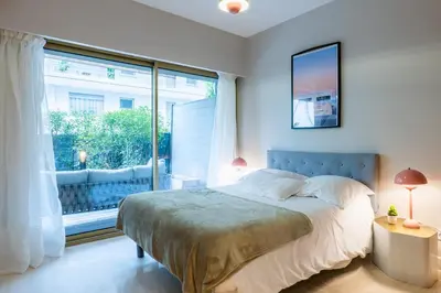 Un ou plusieurs lits dans un hébergement de l'établissement Downtown Cannes Apartment with Garden