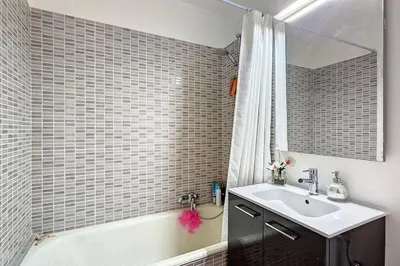 Salle de bains dans l'établissement Spacieux studio à 150m de la plage 2 terrasses