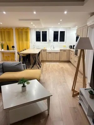 Cuisine ou kitchenette dans l'établissement Joli Rez de jardin 4 pièces à Cagnes sur Mer