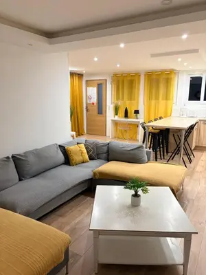 Coin salon dans l'établissement Joli Rez de jardin 4 pièces à Cagnes sur Mer