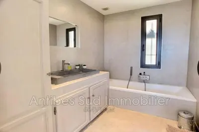 Salle de bains dans l'établissement Villa Hélios - Vue Mer et Ville panoramique - Clim - Piscine - Luxe