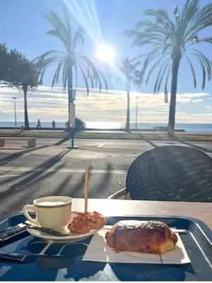 Vue générale sur la mer ou vue sur la mer prise depuis l'appartement