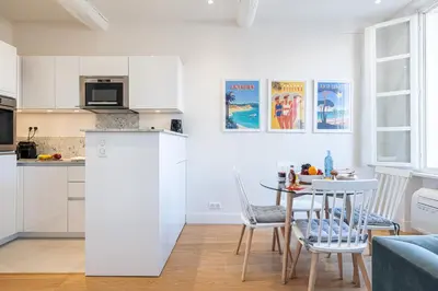 Cuisine ou kitchenette dans l'établissement Apartment Matisse 100m Near The Sea - Happy Rentals