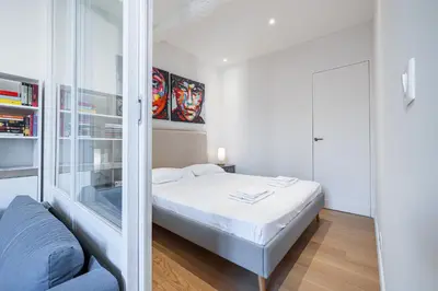 Un ou plusieurs lits dans un hébergement de l'établissement Apartment Matisse 100m Near The Sea - Happy Rentals