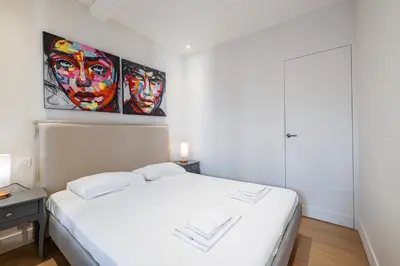 Un ou plusieurs lits dans un hébergement de l'établissement Apartment Matisse 100m Near The Sea - Happy Rentals