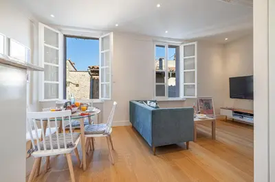 Télévision ou salle de divertissement dans l'établissement Apartment Matisse 100m Near The Sea - Happy Rentals