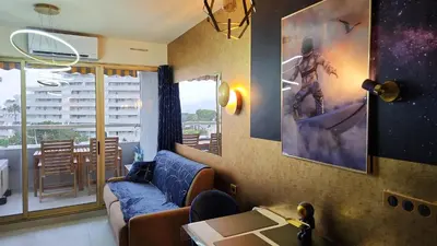 Coin salon dans l'établissement L'ASTRONAUTE - Balcon vue mer - CLIM - place parking privée - Marina baie des anges