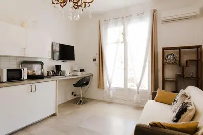 Cuisine ou kitchenette dans l'établissement Mythique Miramar Cannes Croisette Terrasse Clim Parking Wifi
