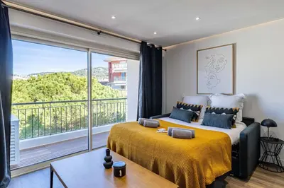 Un ou plusieurs lits dans un hébergement de l'établissement 8 MERLE - Beau studio au centre de Cannes avec balcon !