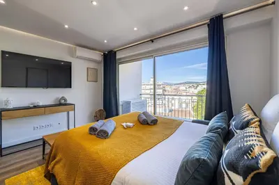 Un ou plusieurs lits dans un hébergement de l'établissement 8 MERLE - Beau studio au centre de Cannes avec balcon !