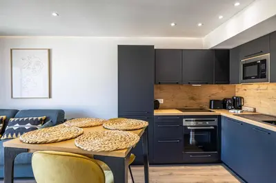 Cuisine ou kitchenette dans l'établissement 8 MERLE - Beau studio au centre de Cannes avec balcon !