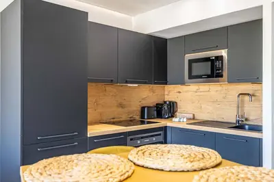 Cuisine ou kitchenette dans l'établissement 8 MERLE - Beau studio au centre de Cannes avec balcon !
