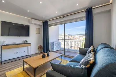 Coin salon dans l'établissement 8 MERLE - Beau studio au centre de Cannes avec balcon !