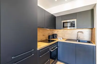 Cuisine ou kitchenette dans l'établissement 8 MERLE - Beau studio au centre de Cannes avec balcon !