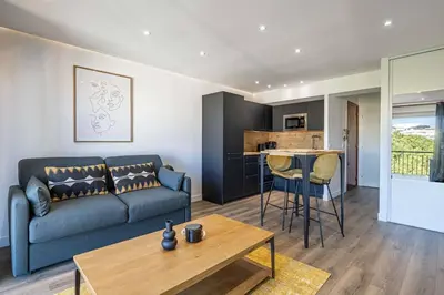 Cuisine ou kitchenette dans l'établissement 8 MERLE - Beau studio au centre de Cannes avec balcon !