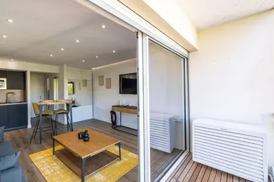 Télévision ou salle de divertissement dans l'établissement 8 MERLE - Beau studio au centre de Cannes avec balcon !