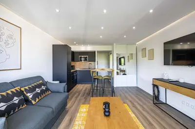 Cuisine ou kitchenette dans l'établissement 8 MERLE - Beau studio au centre de Cannes avec balcon !