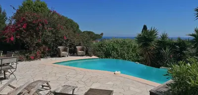 Piscine de l'établissement Chambre Bed and Breakfast dans la Villa Cypra ou située à proximité