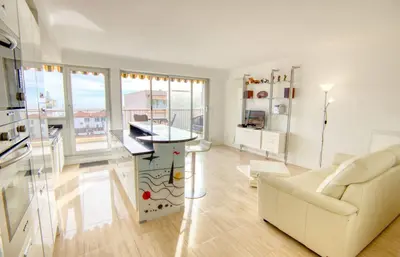 Coin salon dans l'établissement Le Clair Golfe-Juan - T2 terrasse vue mer Parking privé WIFI - LIMESTAY