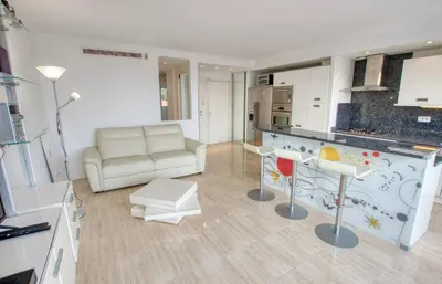 Cuisine ou kitchenette dans l'établissement Le Clair Golfe-Juan - T2 terrasse vue mer Parking privé WIFI - LIMESTAY