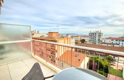 Balcon ou terrasse dans l'établissement Le Clair Golfe-Juan - T2 terrasse vue mer Parking privé WIFI - LIMESTAY