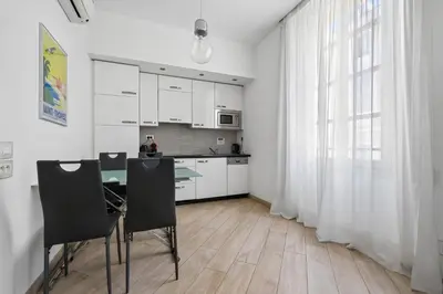 Cuisine ou kitchenette dans l'établissement Carlton Suite avec lit King Size