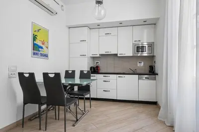 Cuisine ou kitchenette dans l'établissement Carlton Suite avec lit King Size