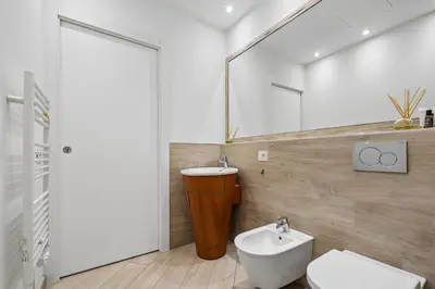 Salle de bains dans l'établissement Carlton Suite avec lit King Size