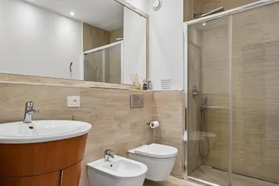 Salle de bains dans l'établissement Carlton Suite avec lit King Size