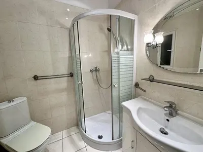 Salle de bains dans l'établissement Cannes La Croisette - PALAIS MIRAMAR - Studio au calme coté jardin