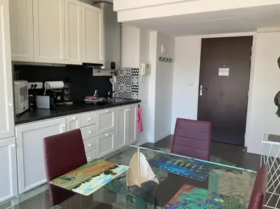 Cuisine ou kitchenette dans l'établissement Toit terrasse dans résidence avec piscine