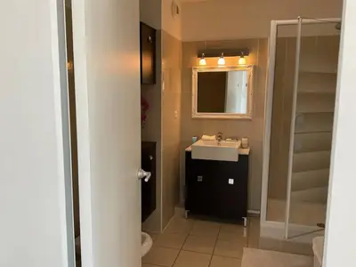 Salle de bains dans l'établissement Toit terrasse dans résidence avec piscine