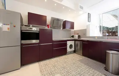 Cuisine ou kitchenette dans l'établissement hyper centre Antibes maison de villes 100m2 ; terrasse 20 m2