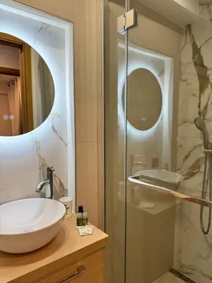 Salle de bains dans l'établissement Le Cocon Marin , vue mer , clim , parking , piscine