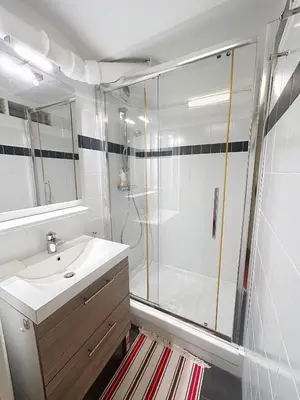 Salle de bains dans l'établissement Appartement L'Etang Cannes Pointe Croisette