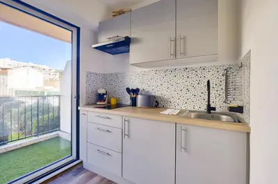 Cuisine ou kitchenette dans l'établissement Magnifique studio avec terrasse au cœur de Cannes