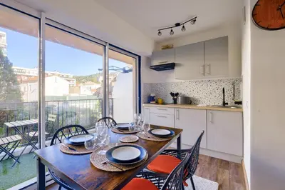 Cuisine ou kitchenette dans l'établissement Magnifique studio avec terrasse au cœur de Cannes
