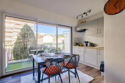 Cuisine ou kitchenette dans l'établissement Magnifique studio avec terrasse au cœur de Cannes