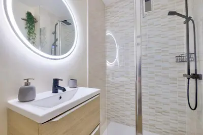 Salle de bains dans l'établissement Magnifique studio avec terrasse au cœur de Cannes