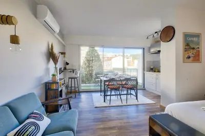 Coin salon dans l'établissement Magnifique studio avec terrasse au cœur de Cannes