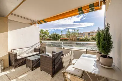Balcon ou terrasse dans l'établissement Charming apartment on Boulevard Alexandre III