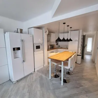 Cuisine ou kitchenette dans l'établissement Cannes Bliss - 12mn à pied du Palais, 5mn plages, clim, terrasse