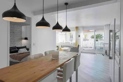 Coin salon dans l'établissement Cannes Bliss - 12mn à pied du Palais, 5mn plages, clim, terrasse