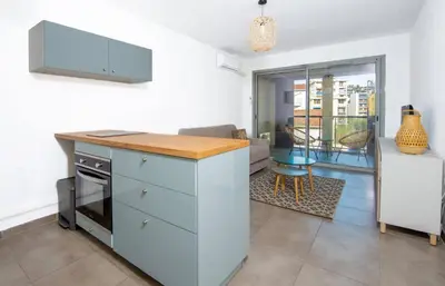 Cuisine ou kitchenette dans l'établissement Studio Port Golfe-Juan Parking Wifi Climatisation Terrasse