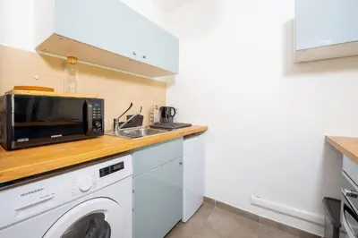 Cuisine ou kitchenette dans l'établissement Studio Port Golfe-Juan Parking Wifi Climatisation Terrasse