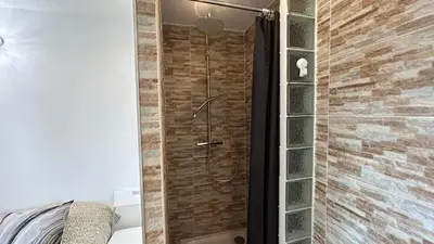 Salle de bains dans l'établissement A010-Superbe appartement refait à neuf proche Croisette